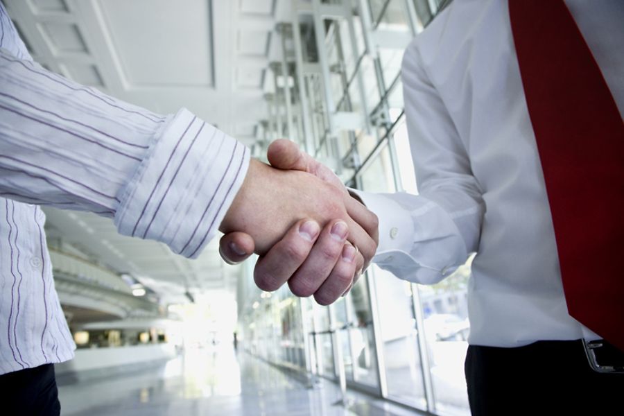 Handschlag zweier Personen